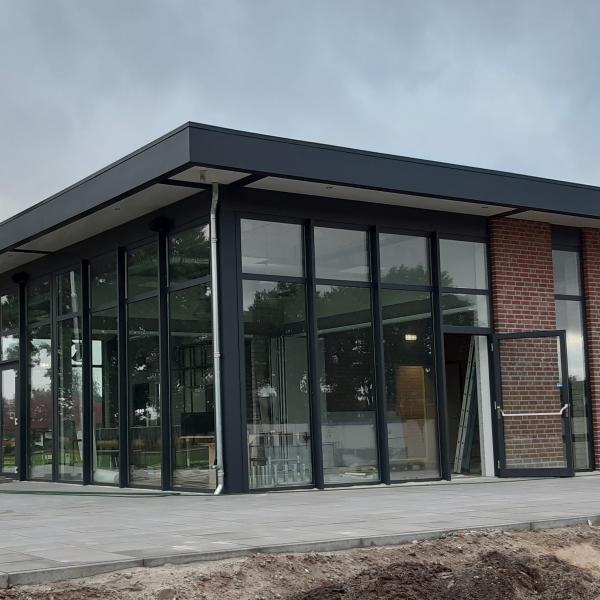 Stichting Beringe Buiten accommodatie voetbalveld voetbalverlichting glas regenpijp bakstenen betonwanden keerwanden